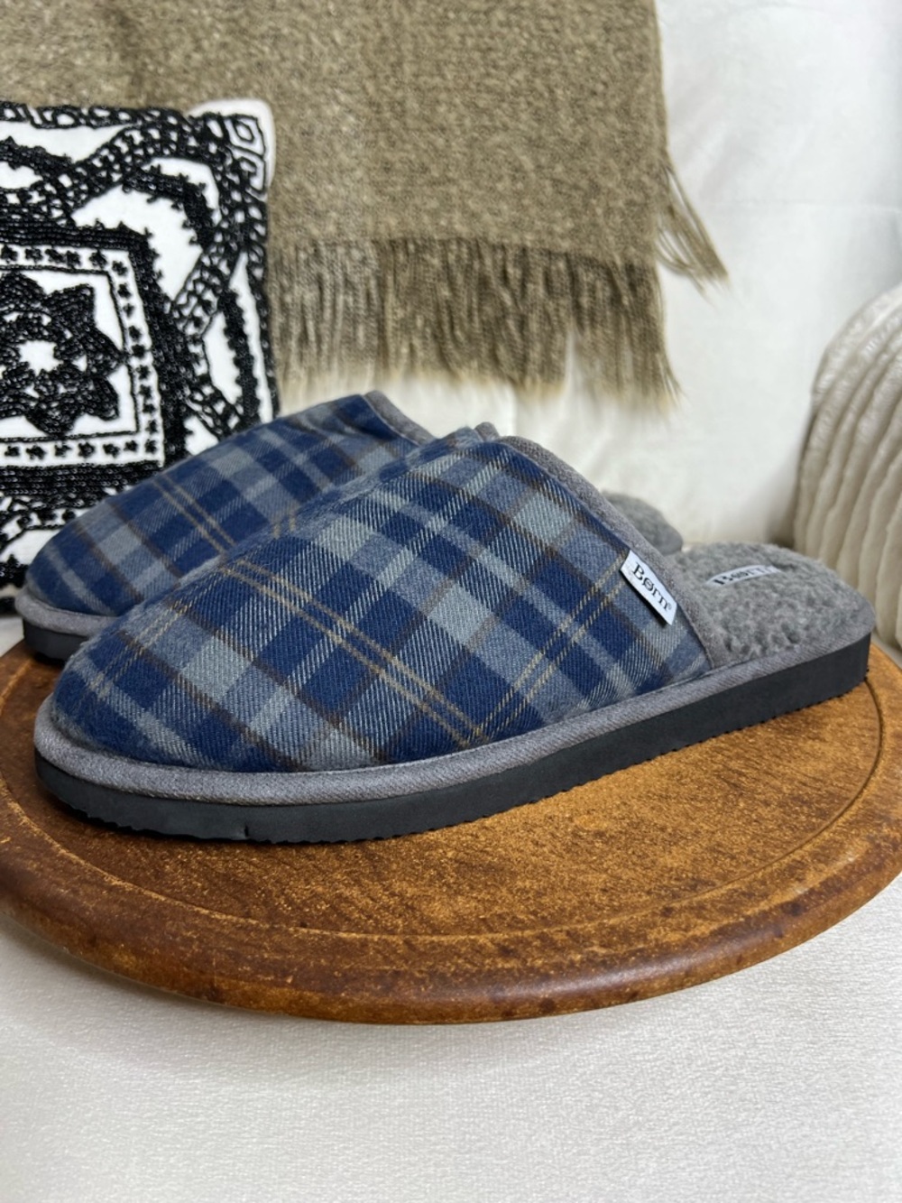 Born Men’s Plaid Slippers Gray Blue Memory Foam House Shoes Size M 8-9